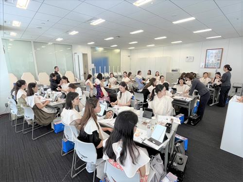 スキンケア＆メイクアップ講習会を実施